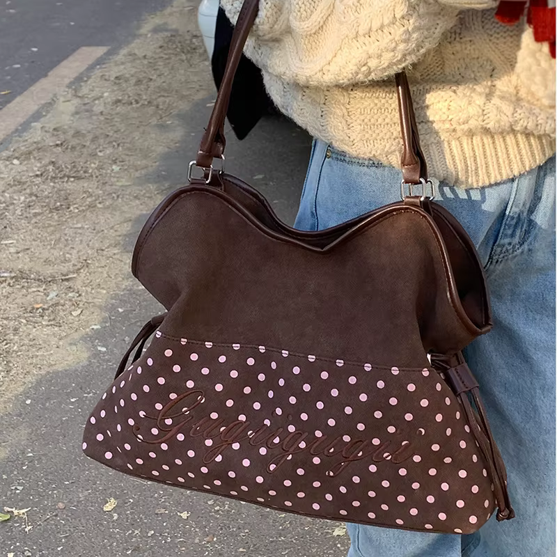 Sac à bandoulière en daim à pois pour femmes