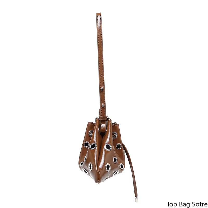 Sac seau pour femme à clous et découpes