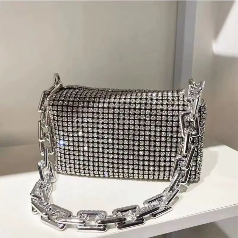Sac seau entièrement orné de strass
