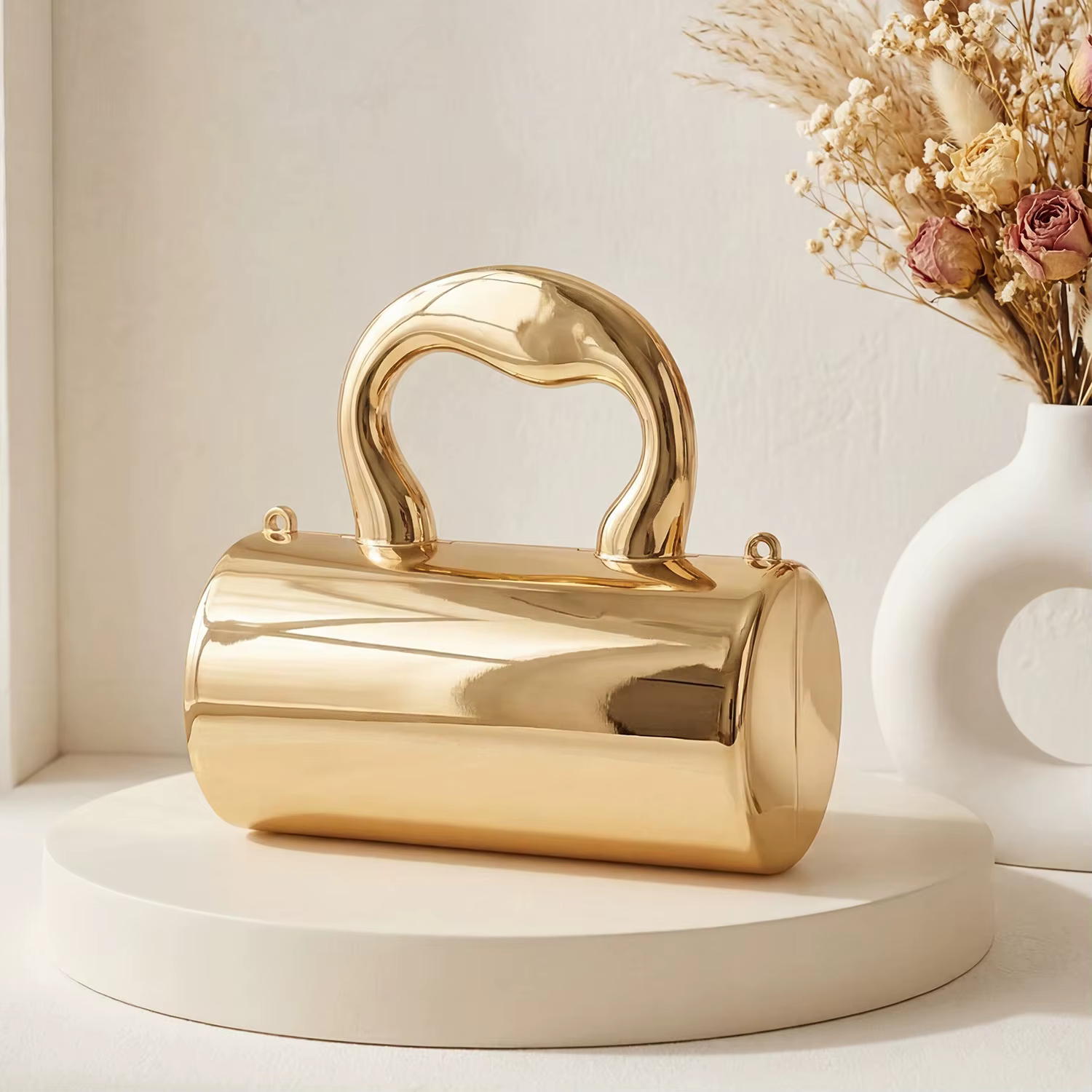 Mini pochette élégante pour femme en acrylique doré cylindrique avec une chaîne