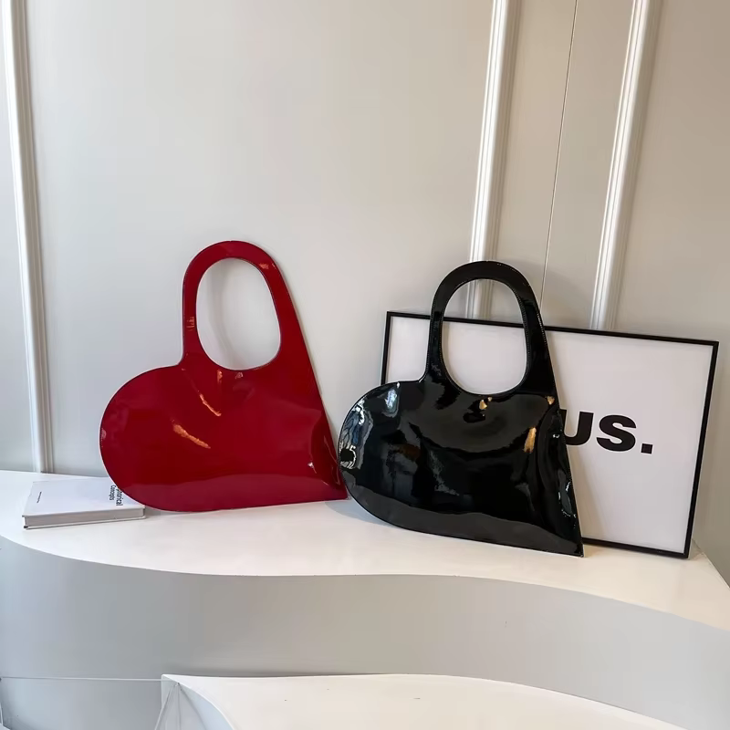 Sac à main brillant en forme de cœur