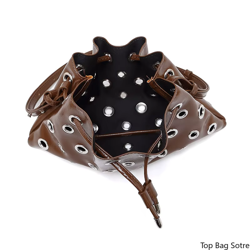 Sac seau pour femme à clous et découpes
