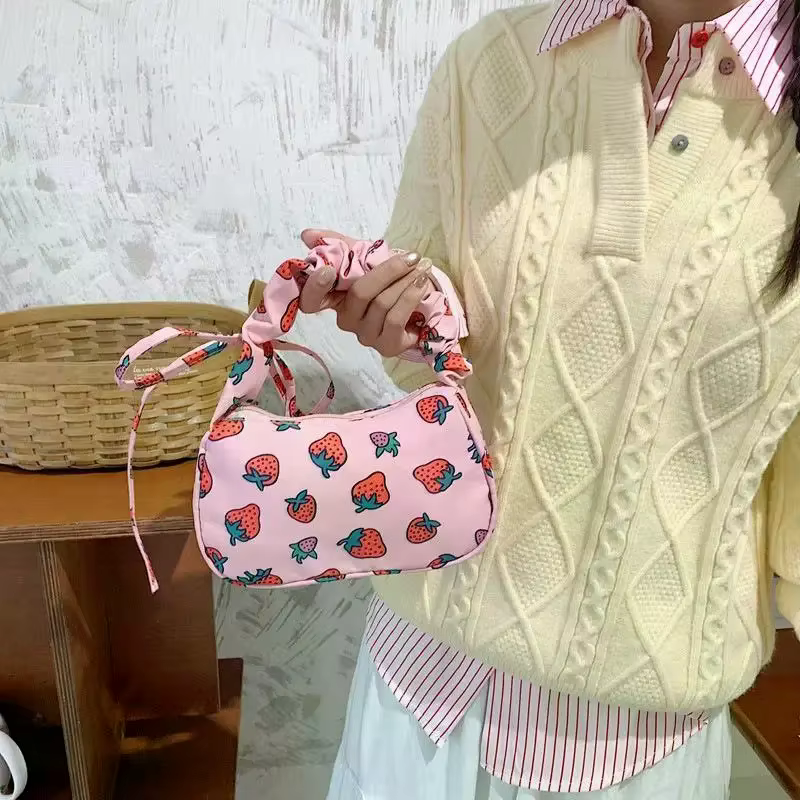 Sac à bandoulière froncé à imprimé fraises mignon avec fermeture éclair