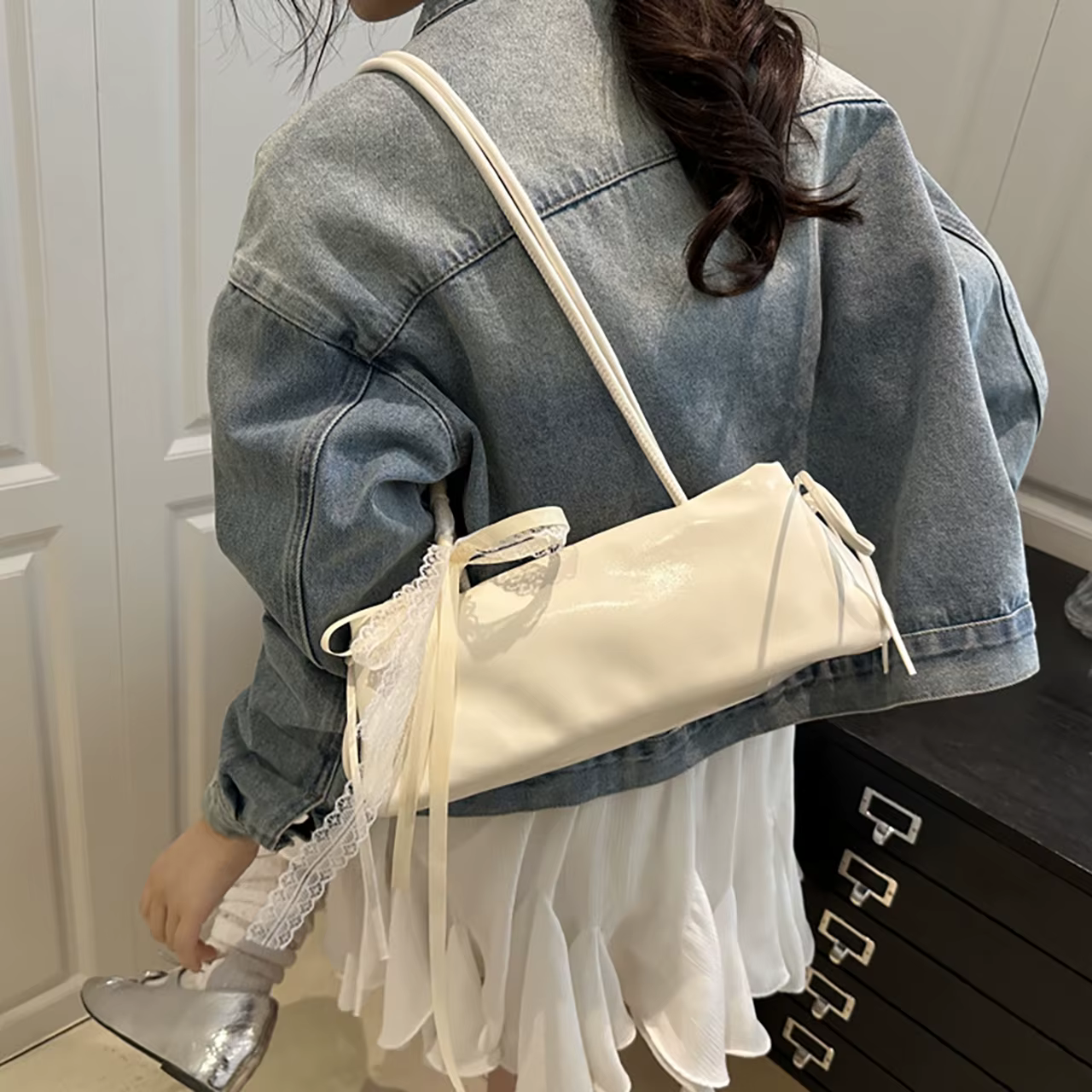 Sac à bandoulière carré en dentelle avec nœud