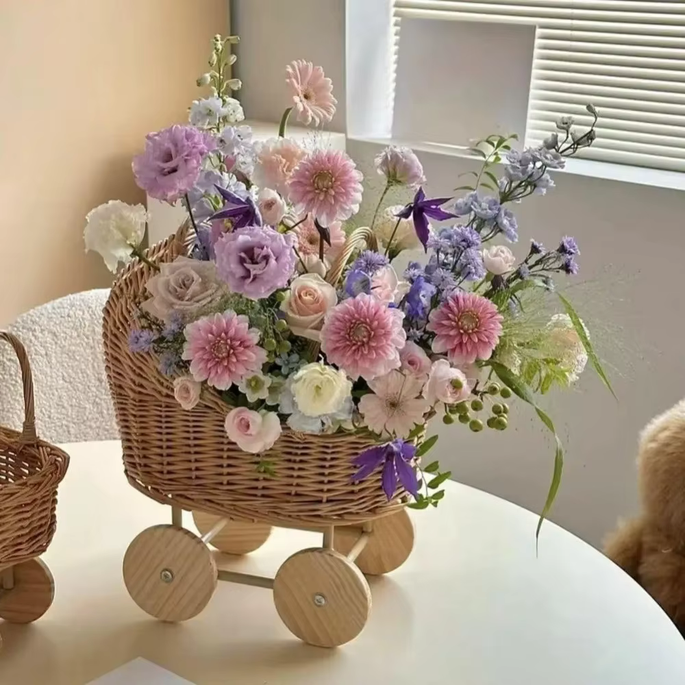 Panier à fleurs tressé vintage en forme de poussette