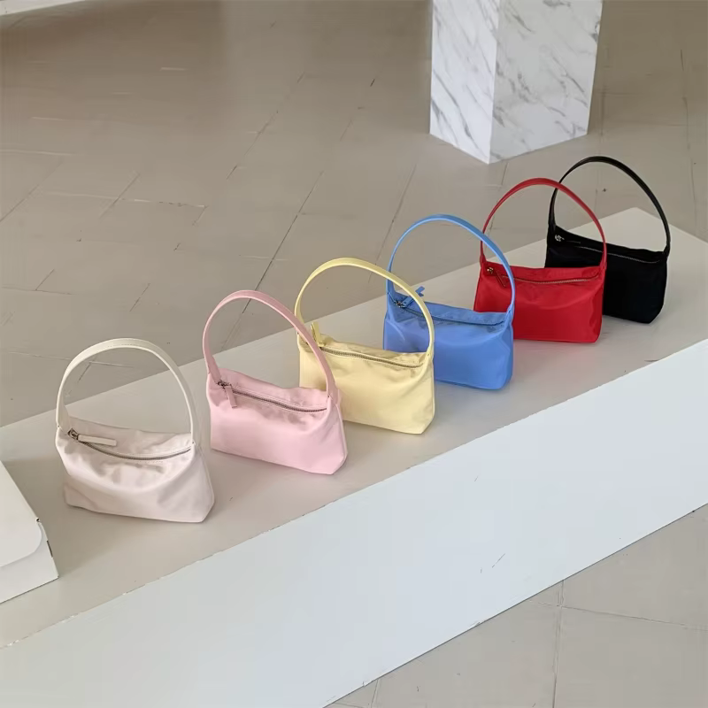 Sac à main baguette minimaliste en nylon