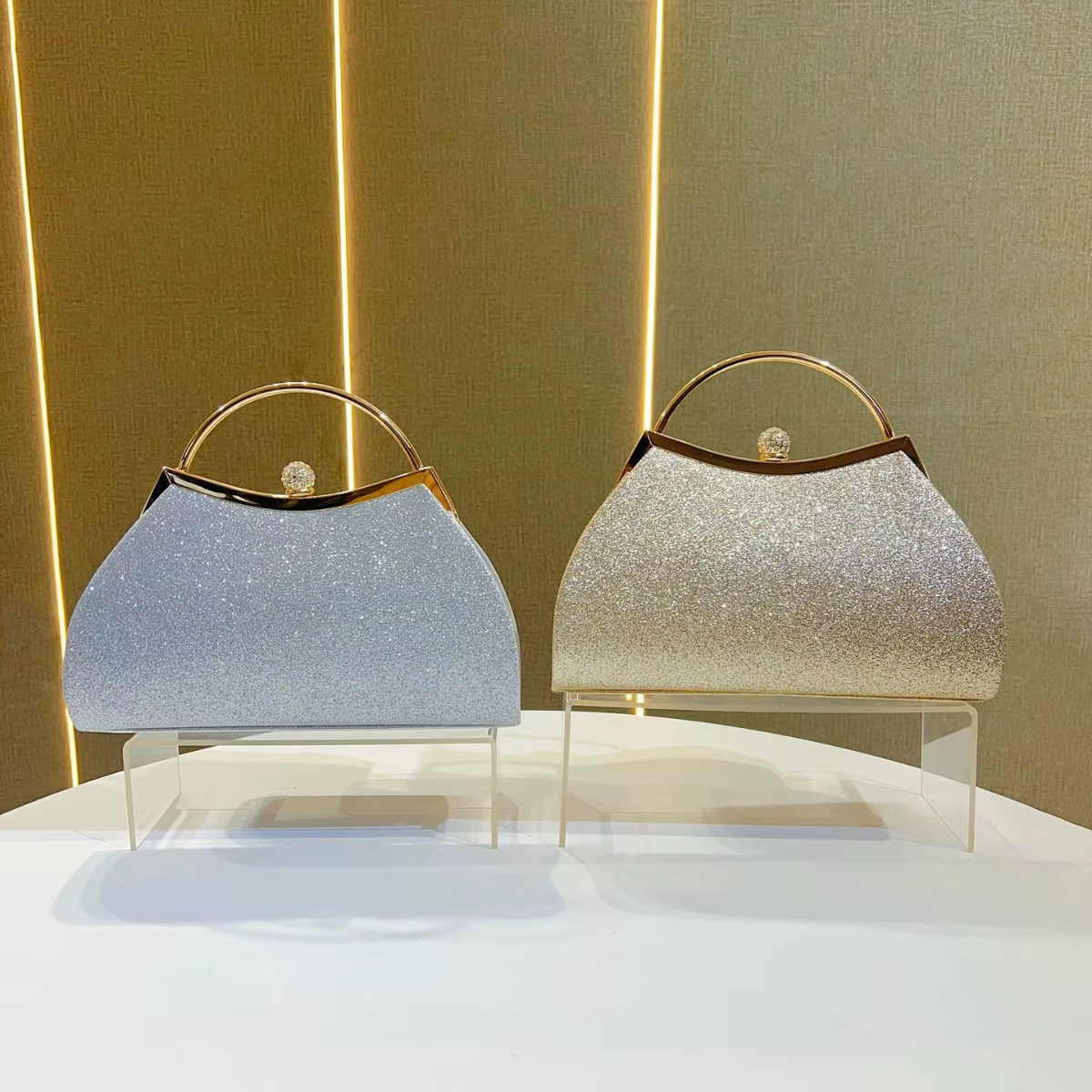 Sac à main de soirée brillant couleur champagne avec grande poignée supérieure en anneau doré