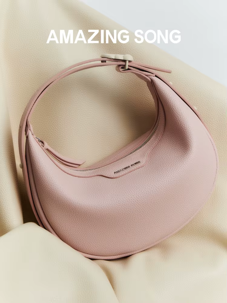 Petit Sac Song Demi-Lune, Objets