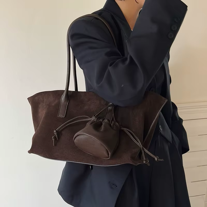2026 Marque de luxe Design Sac fourre-tout en cuir suédé Femmes Casual Peau de grande capacité Sacs à bandoulière