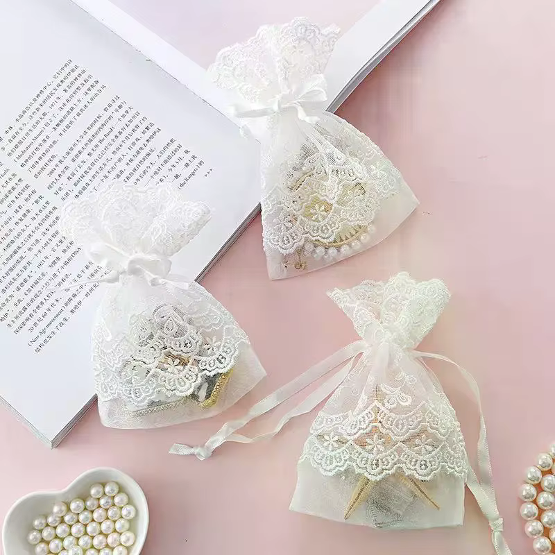 Sac cadeau blanc réutilisable en gaze et dentelle avec cordon de serrage pour le rangement