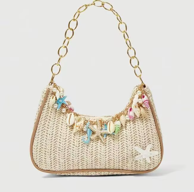 Sac à bandoulière bohème en paille d'été avec breloques coquillages