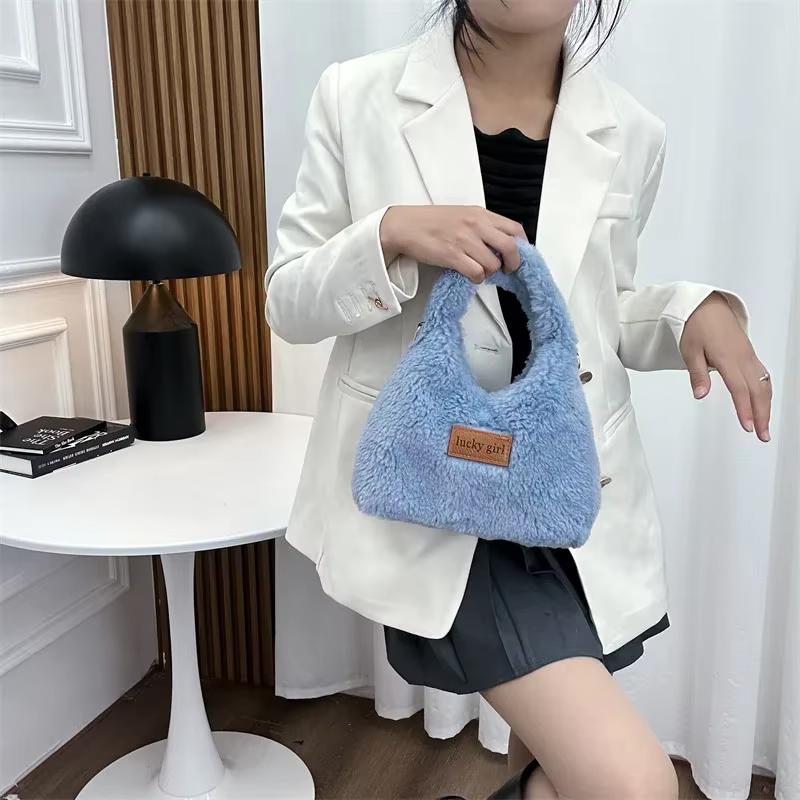 Pochette Hobos en fausse laine d'agneau pour femme