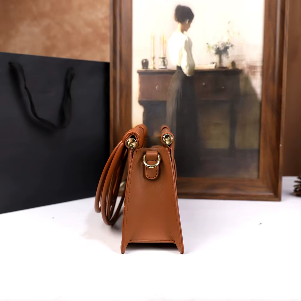 Le nouveau sac tissé à main avec lignes 2025 est un sac à main unique