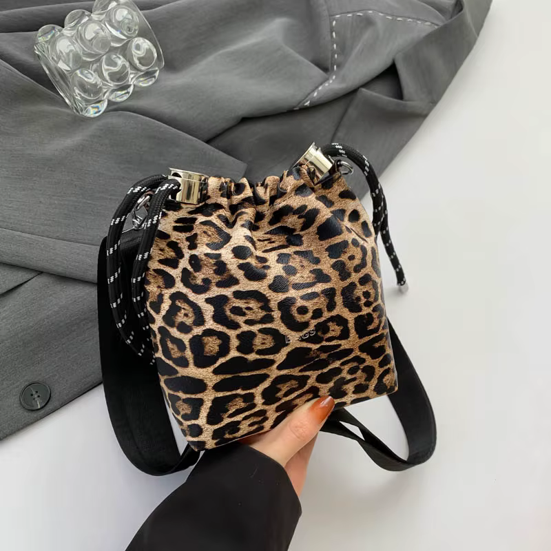 Mini sac à bandoulière en cuir léopard pour femme