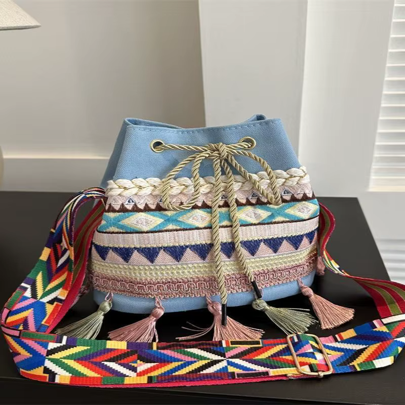 Sac seau bohème à cordon de serrage avec broderie ethnique et décorations à pompons pour les vacances