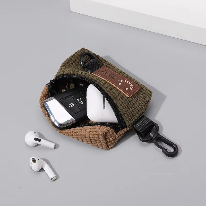 Mini pochette en velours côtelé pour clés et écouteurs