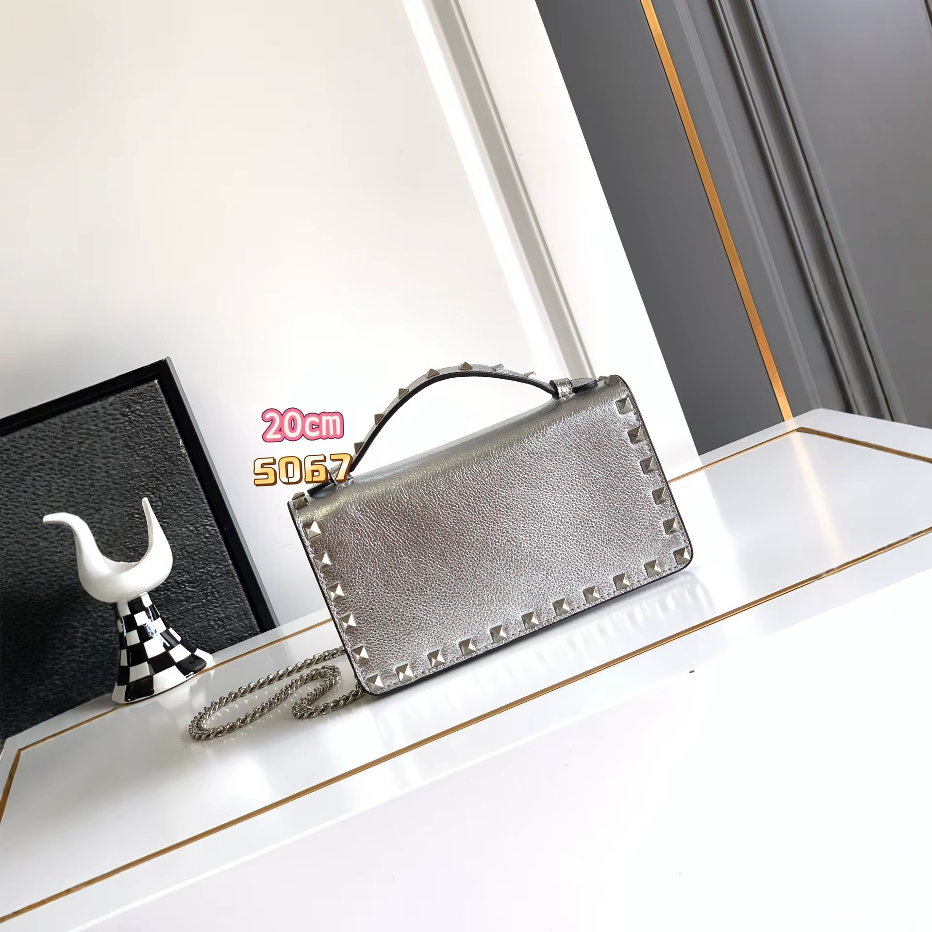 Sac carré matelassé en cuir de veau texturé avec chaîne