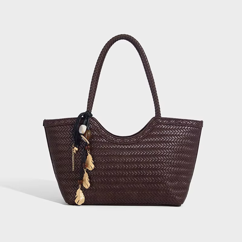 Sac fourre-tout tissé marron avec breloques