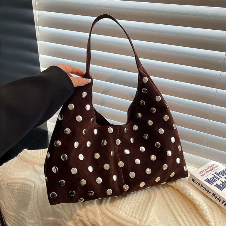 Sac fourre-tout en daim marron clouté pour femme