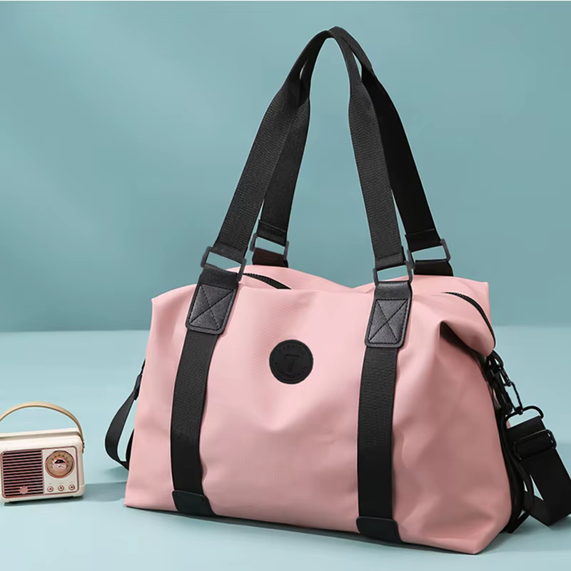 Sac de sport Chic avec emblème et détails pour les voyages quotidiens