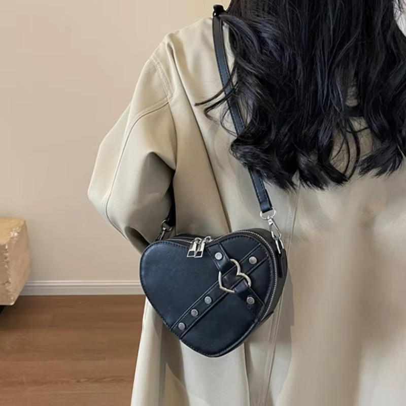 Vintage Y2K petite chaîne Rivet sac à bandoulière en forme de coeur sac à main rouge en cuir PU gothique sac