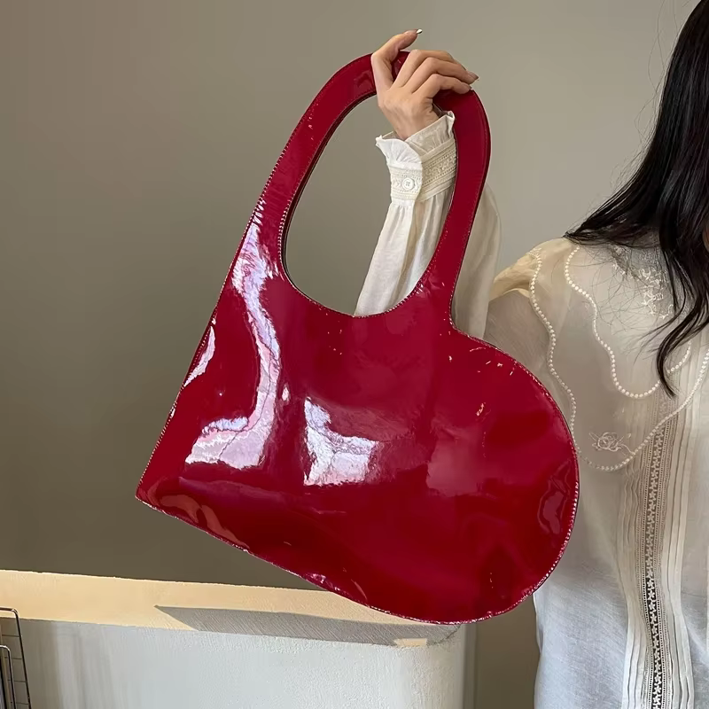 Sac à main brillant en forme de cœur