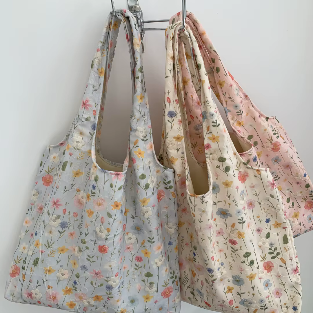 Sac à main léger brodé à fleurs