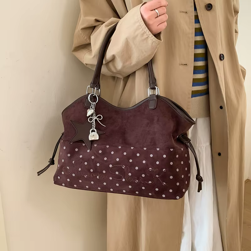 Sac à bandoulière en daim à pois pour femmes