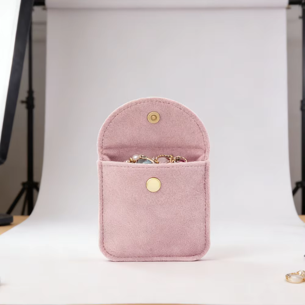 Petite pochette à bijoux en velours avec bouton pression