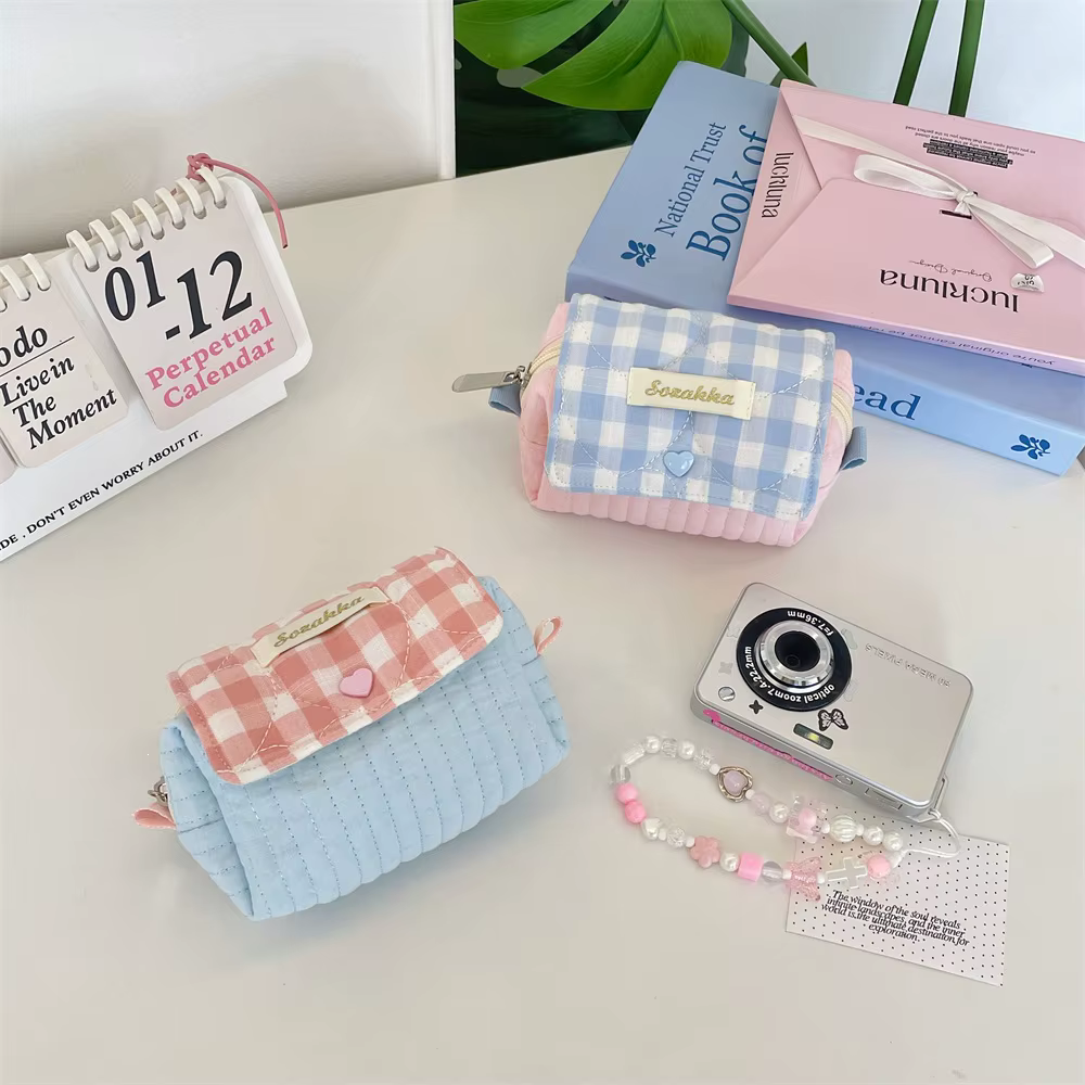 Pochette de maquillage verticale matelassée verte avec boucle rose
